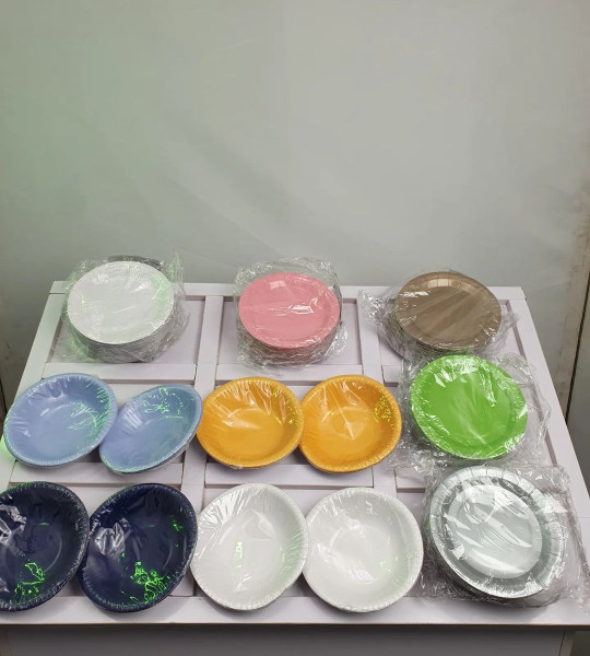 DISPOSABLE PLATES.  ( small size )